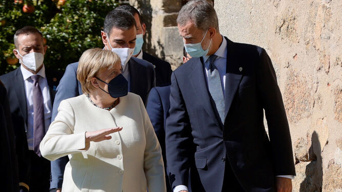Felipe VI charla con Angela Merkel antes de la entrega del premio.