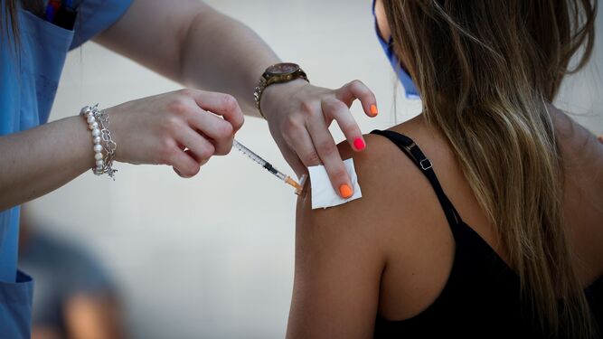 Una mujer se vacuna contra la Covid- 19