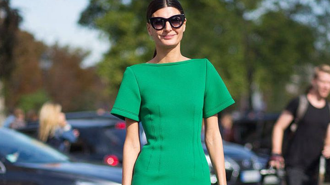 Verde y cut out, así es el vestido de Zara más brutal del otoño que ya han agotado las que más saben de estilo.