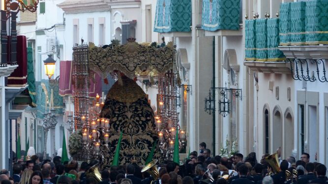 La portentosa trasera del paso de la Virgen de las Angustias, en la tarde del Jueves Santo alcalareño.