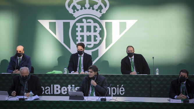 El consejo del Betis, en la última junta de accionistas en el Villamarín.