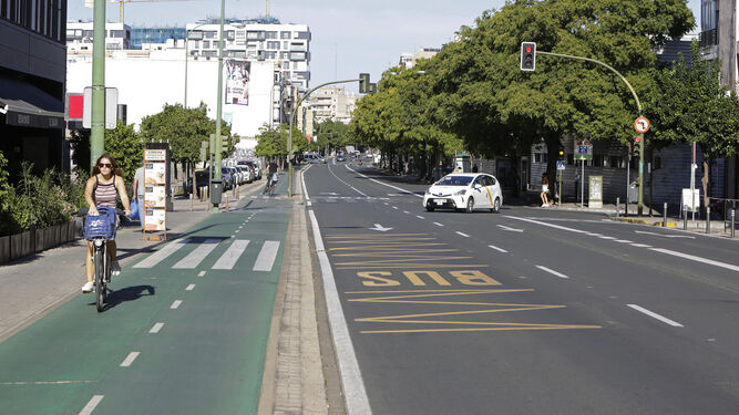 La Carretera de Carmona con su sentido único para el tráfico general y su carril bici.