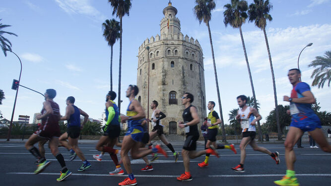 Varios corredores ante la Torre del Oro, en una edición pasada.