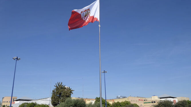 La bandera del Sevilla flamea en la rotonda de la Avenida de Andalucía.