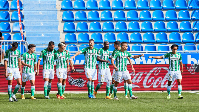 Tello, junto a Borja Iglesias, es felicitado por el resto de compañeros tras marcar el 0-1 en Vitoria en la última campaña.