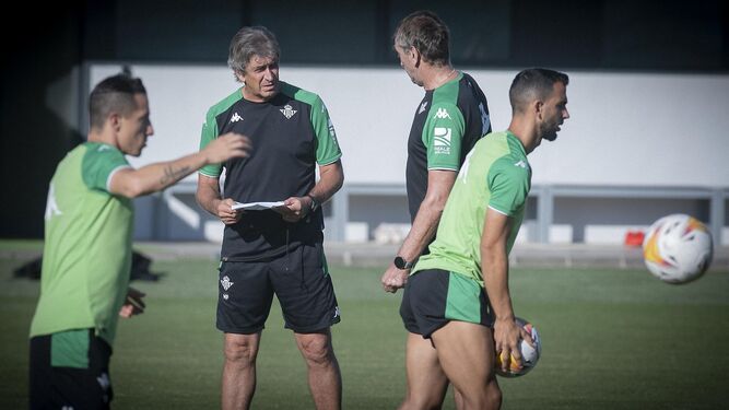 Manuel Pellegrini dialoga con Rubén Cousillas en un entrenamiento.