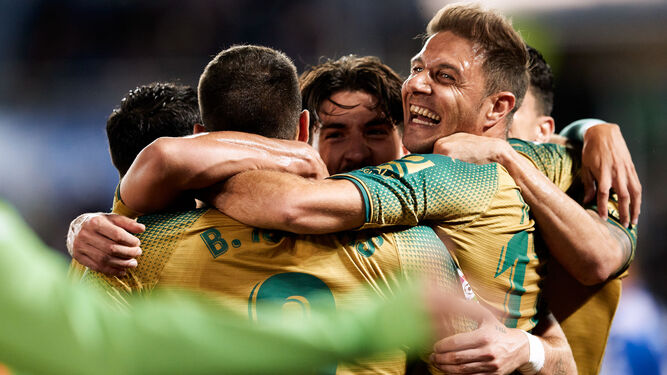 Joaquín celebra el gol por todo lo alto con sus compañeros.