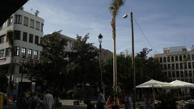 Aspecto de la Plaza de la Magdalena en la tarde de ayer con las farolas ya instaladas.