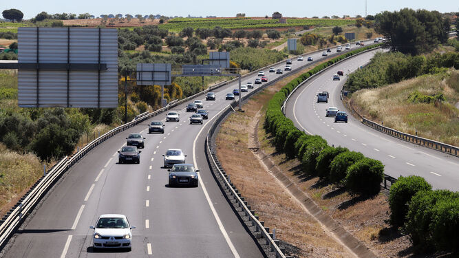 Tráfico de vehículos en la autovía entre Sevilla y Huelva.