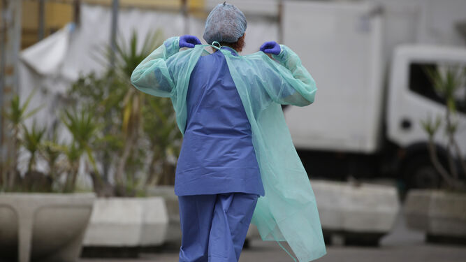 Una trabajadora sanitaria en las inmediaciones de un hospital en Sevilla