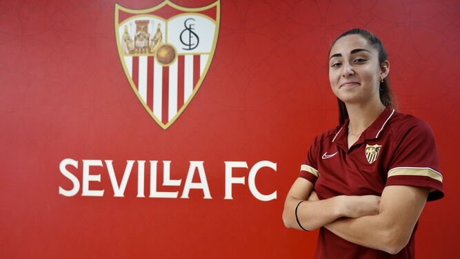 Ana Franco posa junto al escudo del Sevilla.