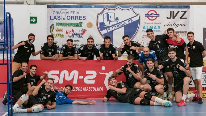 Los jugadores del CV Utrera celebran su histórico triunfo en el debut en Superliga 2.