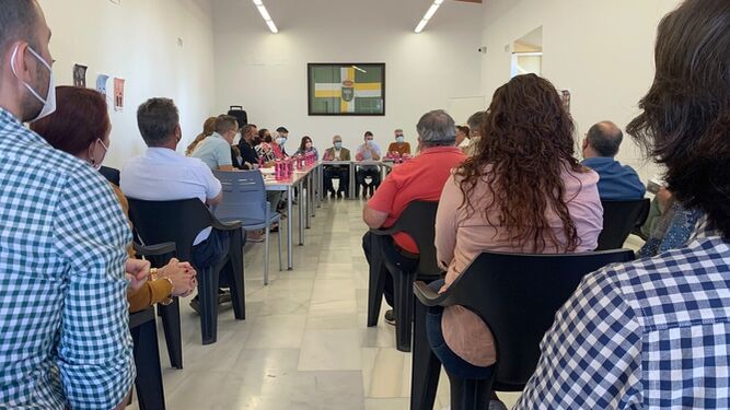 Los alcaldes reunidos en Bormujos con miembros de las direcciones del PSOE e IU.