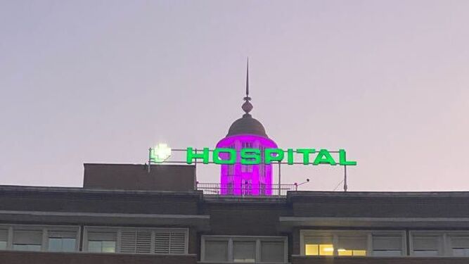 La cúpula del Hospital Virgen del Rocío, iluminada de rosa en el Día del Cáncer de Mama.