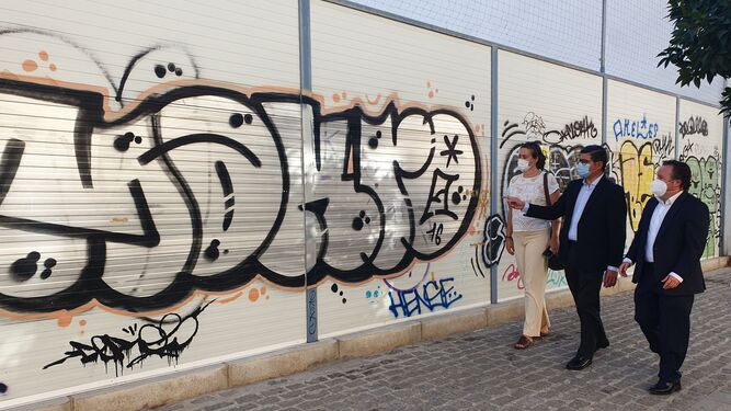 Pimentel y López Aparicio de visita a las zonas con grafitis del centro.