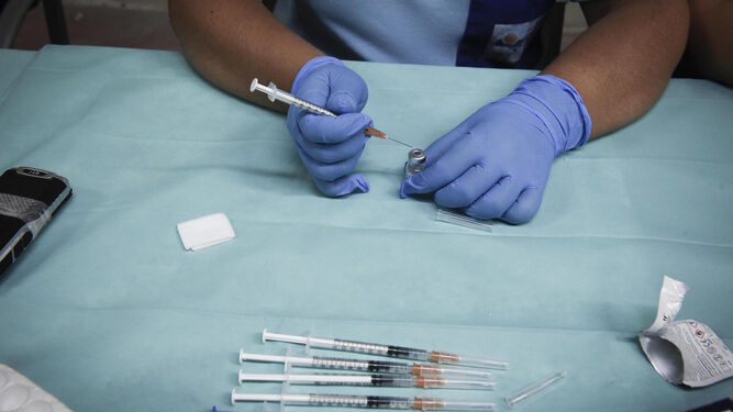 Una enfermera prepara los viales de la vacuna contra el Covid.