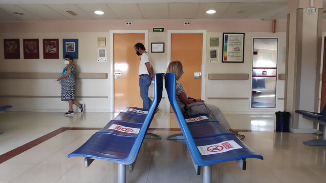 Dos pacientes esperan ser atendidos en un centro de salud de Sevilla.