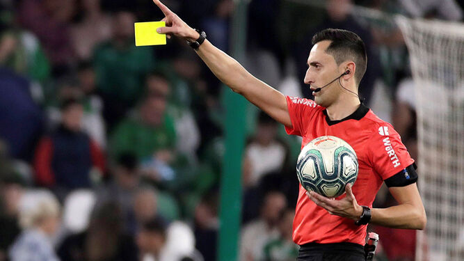 Sánchez Martínez, tarjeta en mano, durante un partido de Liga