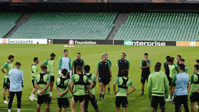 Manuel Pellegrini da la charla habitual a sus jugadores previa a un entrenamiento que ayer se celebró en el estadio Benito Villamarín.