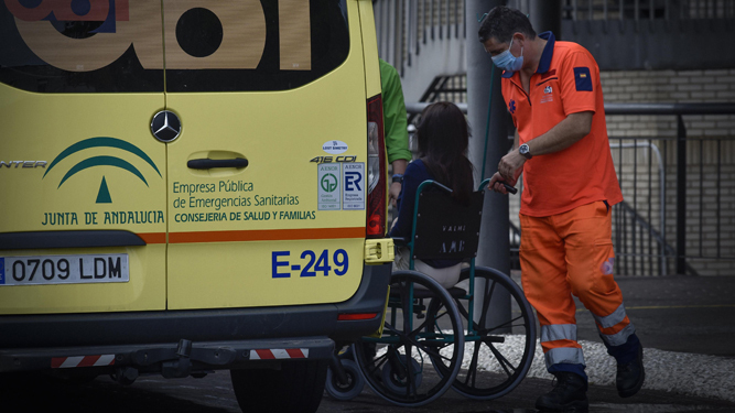Una mujer es trasladada en ambulancia al Hospital de Valme en Sevilla.