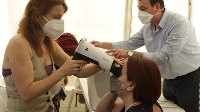 Una especialista realiza una prueba a una paciente en la jornada organizada por la Asociación Mácula Retina en Sevilla, con motivo de la reciente celebración del Día Mundial de la Visión.