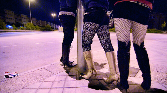 Prostitutas en una calle de Granada.