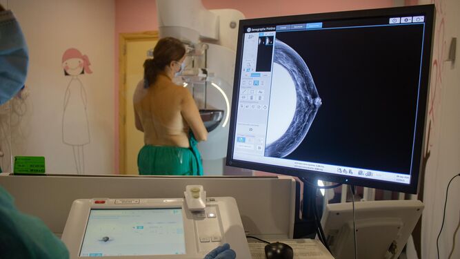 Una mujer se somete a una mamografía en el Hospital Virgen del Rocío.