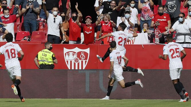 Óliver Torres, seguido de Munir, Fernando y Delaney, celebra su golazo al Levante.