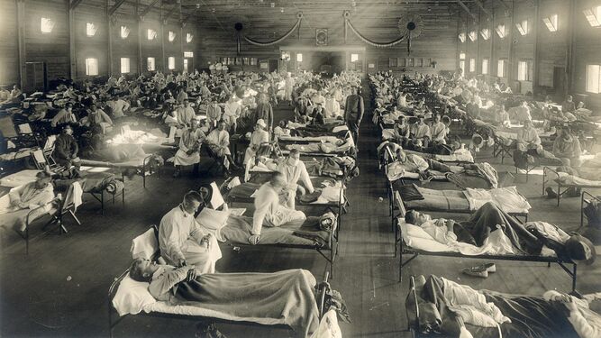 Hospital improvisado en Camp Funston, Texas, durante la pandemia de gripe 'española' de 1918.