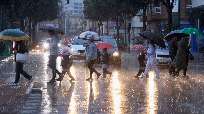 Personas se protegen de la lluvia.