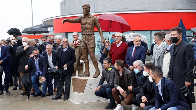 Amigos y compañeros de Luis Aragonés participaron en el homenaje junto al Wanda Metropolitano.