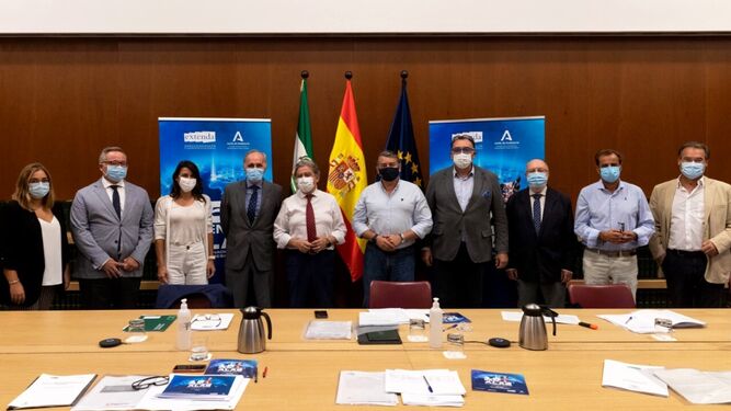 Foto de familia de los premiados por la Junta de Andalucía.