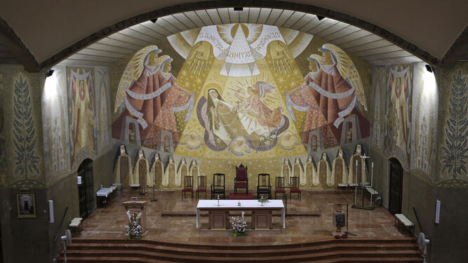 El presbiterio de Santa Teresa y el espectacular fresco de Juan Miguel Sánchez.