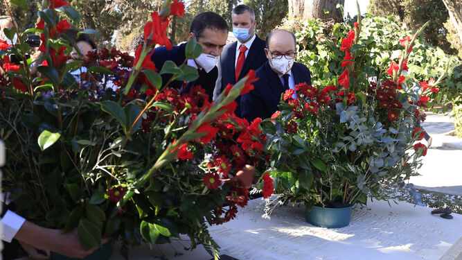 José Castro deposita un centro de flores sobre la tumba de Ramón Sánchez-Pizjuán entre sus familiares.