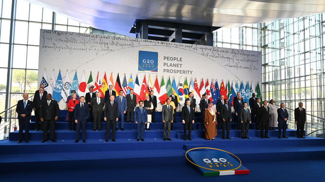 Foto de familia de los líderes asistentes a la cumbre del G-20 de Roma