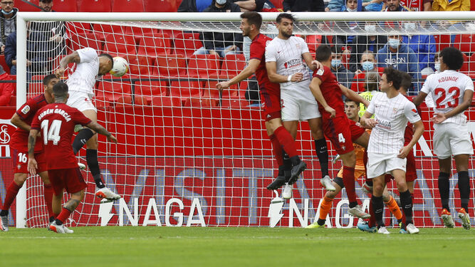 Diego Carlos cabecea con violencia el córner que puso 1-0 al Sevilla.