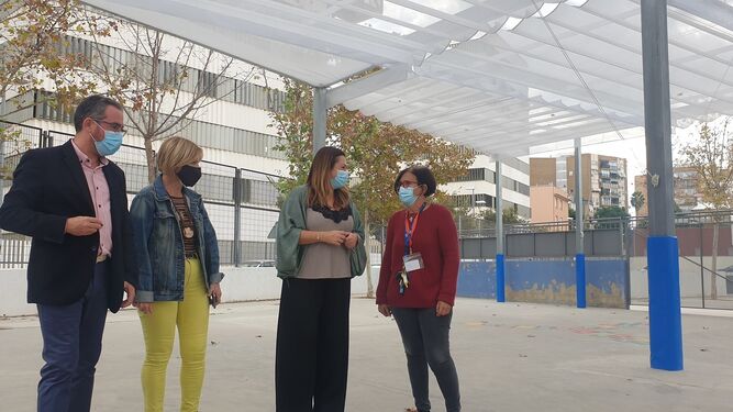 El Ayuntamiento concluye las obras del nuevo entoldado que ofrecerá más sombra al patio de Primaria del CEIP Maestra Isabel Álvarez