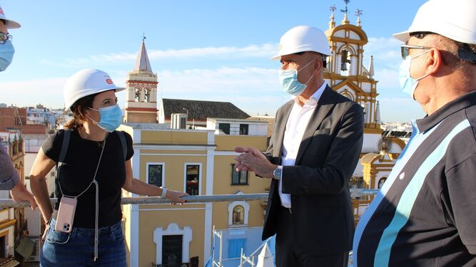 El Ayuntamiento avanza en la restauración del Arco de la Macarena  y realiza un detallado seguimiento sobre los  hallazgos