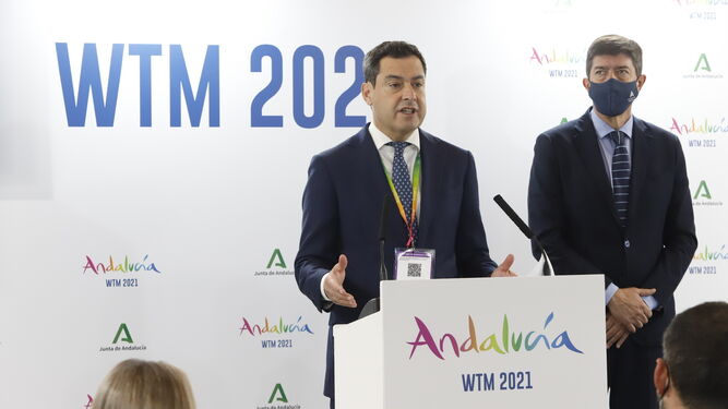 Juanma Moreno, presidente de la Junta de Andalucía, interviene en la WTM, ayer, en presencia del vicepresidente y consejero de Turismo, Juan Martín.
