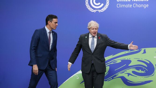 Boris Johnson cede el paso a Pedro Sánchez durante el COP26.