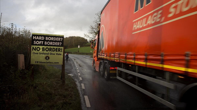 Cartel de protesta contra la reimplantación de la frontera en Irlanda del Norte.