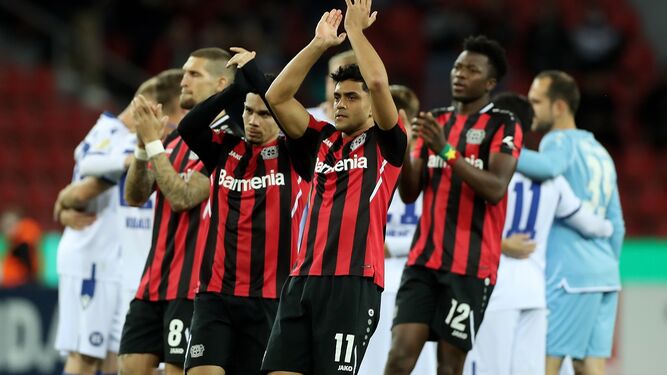Los jugadores del Leverkusen devuelven los aplausos a sus aficionados.