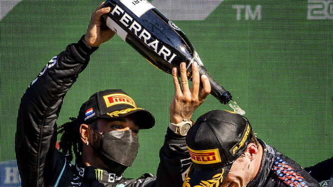 Hamilton baña de champán a Verstappen en el Gran Premio de Holanda.