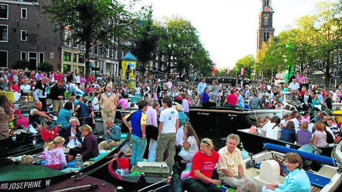 Miles de turistas participan en el conocido Festival del Canal de Ámsterdam, en una imagen de archivo.