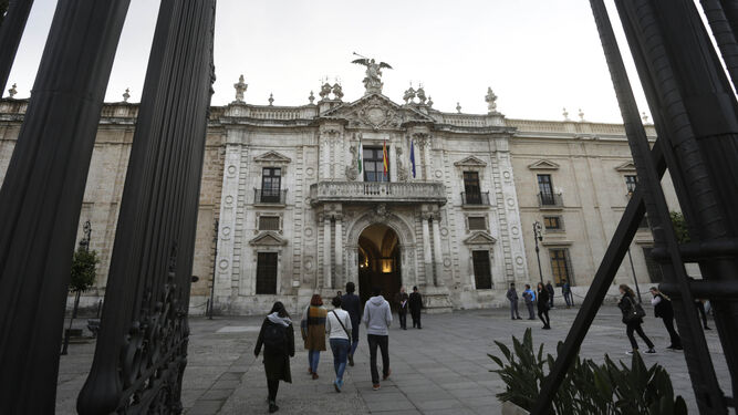 Estudiantes entrando al Rectorado de la Universidad de Sevilla.