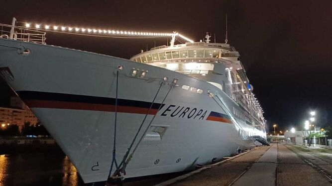 El crucero 'Europa' atracó esta madrugada en el Muelle de Las Delicias.