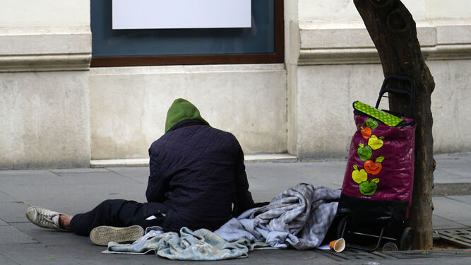 Uns persona sin techo en el centro de Sevilla.