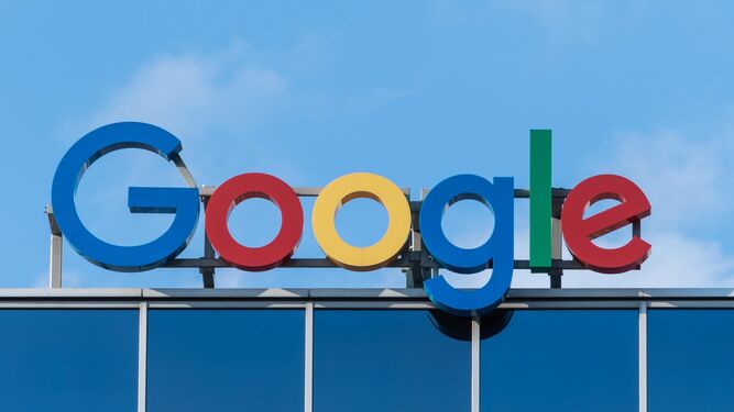 Logo de Google sobre un edificio.