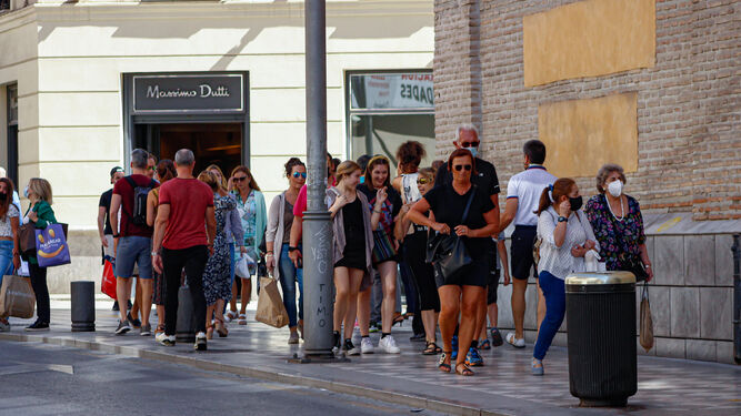 Personas pasean sin mascarilla por Granada.