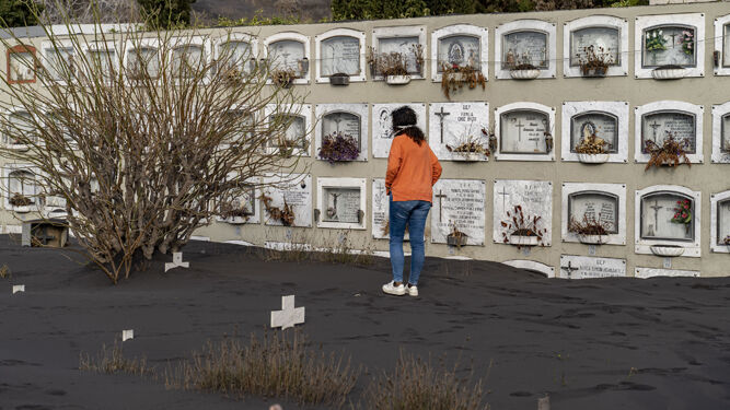 La ceniza cubre el cementerio de Los Ángeles, en la isla de La Palma.